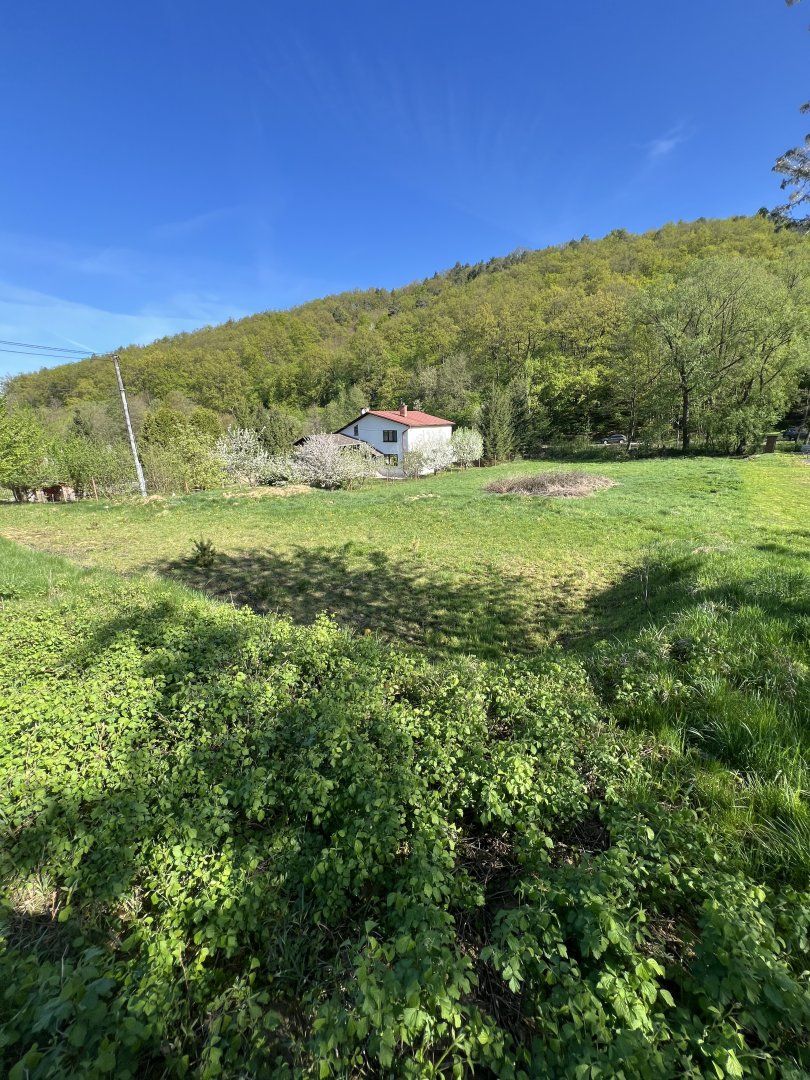 Na predaj krásny, slnečný, stavebný pozemok so stavebným povolením priamo pri lese s potokom v obci Ladce - Horné Ladce.