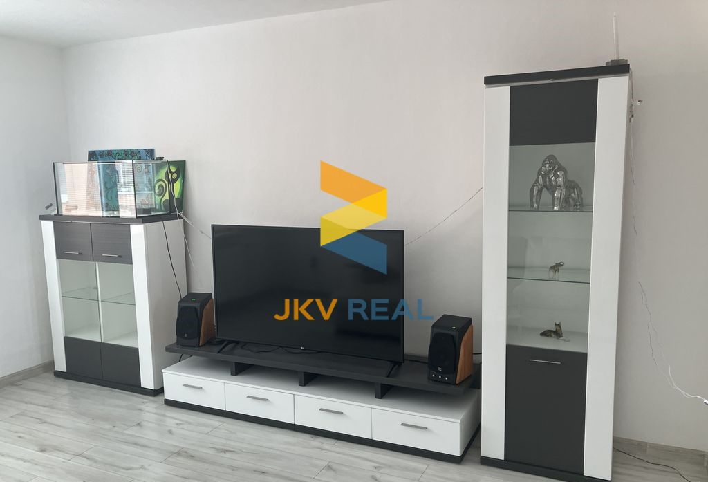 Realitná kancelária JKV REAL so súhlasom majiteľa ponúka na prenájom 3 izbový byt v Prievidzi, časť Necpaly.