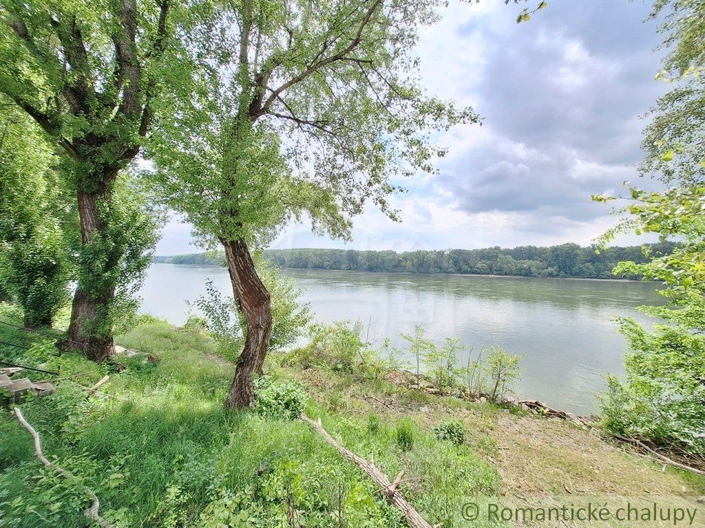 Kompletne zariadená chatka na brehu Dunaja v podunajskej obci Radvaň nad Dunajom