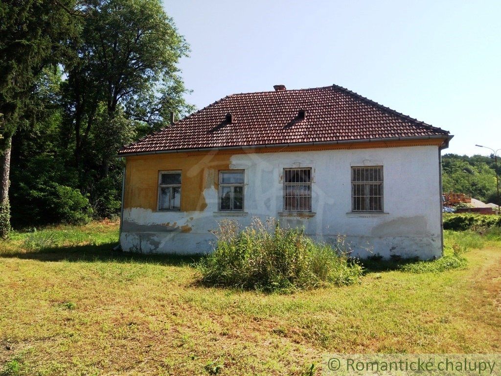 Zachovalý  bývalý  mlyn na väčšom pozemku v obci Modrovka na predaj