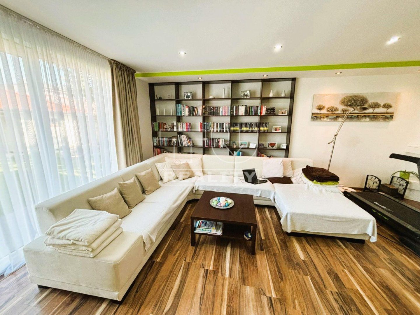 TUreality ponúka na predaj 5-izbový bungalov 197 m²na pozemku 761 m² - v obci Kvetoslavov.