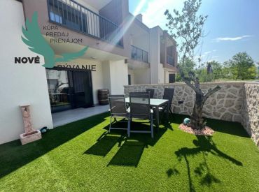 Novostavba trojpodlažný apartmán so záhradou aj strešnou terasou v Chorvátsku v Privlake