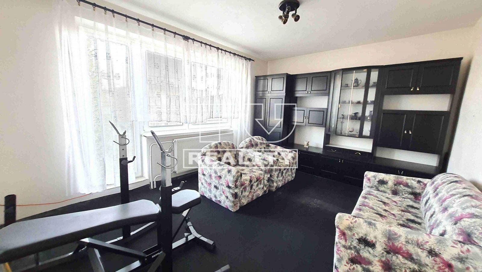 TUreality ponúka na predaj rodinný dom v Kováčovej s pozemkom o výmere 758 m² v pôvodnom stave - REZERVOVANÉ