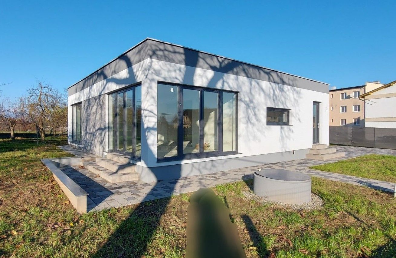 ADOMIS -  predáme pekný slnečný 4+1izbový bungalov 133m2, kompletné IS, 600m2,Seňa, len 15min z Košíc