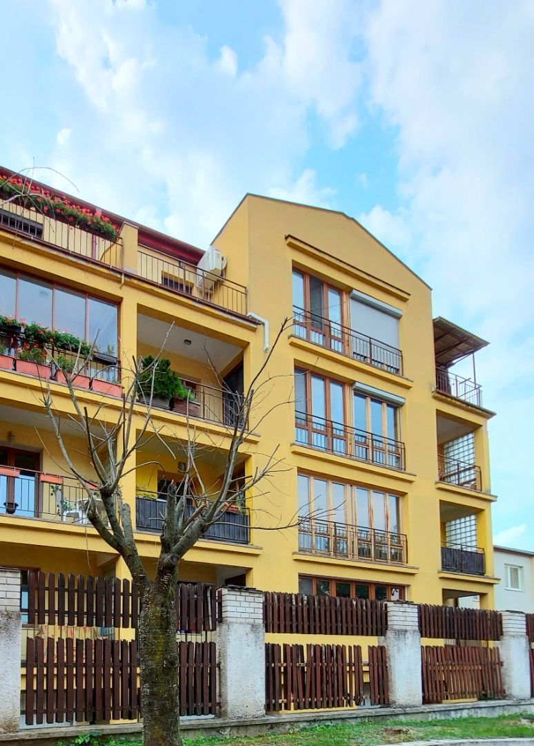 ADOMIS -  predáme 5 - izbový byt,3-podlažný(mezonet),dvojgaráž,uzamknuté parkovanie,2x kúpelňa,2x balkón,TOP lokalita, Brezová ulica, Košice.