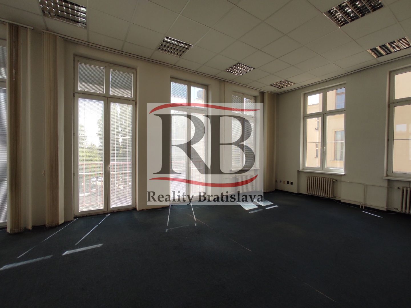 Kancelárske priestory v historickej budove centre Bratislavy na Grossligovej ulici, aj s parkovaním, 109,38 m2, 147m2 alebo 169,30 m2