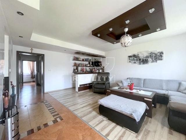 KRÁSNA RODINNÁ VILA S POZEMKOM 930m2 + 2 APARTMÁNY NA PRENÁJOM - BEŠEŇOVÁ