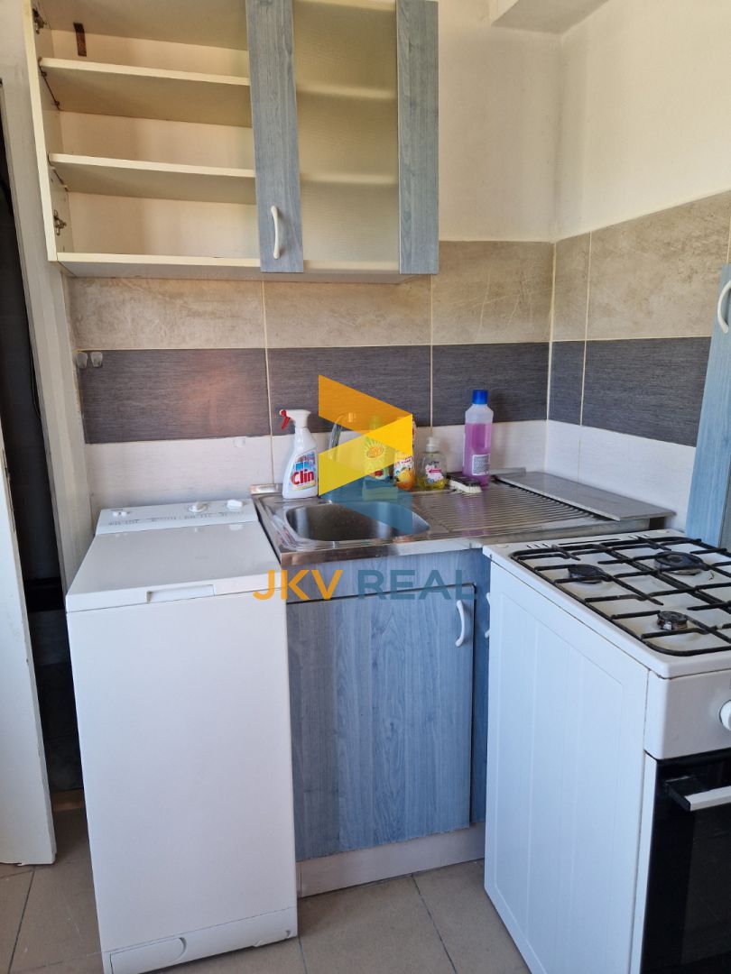 Realitná kancelária JKV REAL so súhlasom majiteľa ponúka na prenájom 2 izbový byt v Prievidzi, časť Sever