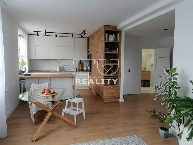 TUreality ponúka na predaj pekný veľký tehlový 3i byt v širšom centre vo Zvolene o výmere 83 m²