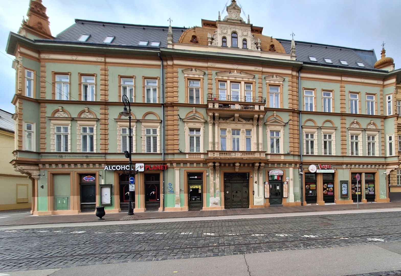 ADOMIS - predáme 3-izbový bezbariérový 68m2, mezonet,výťahom v historickej budove, parkovanie vo dvore, Hlavná ulica Košice centrum.