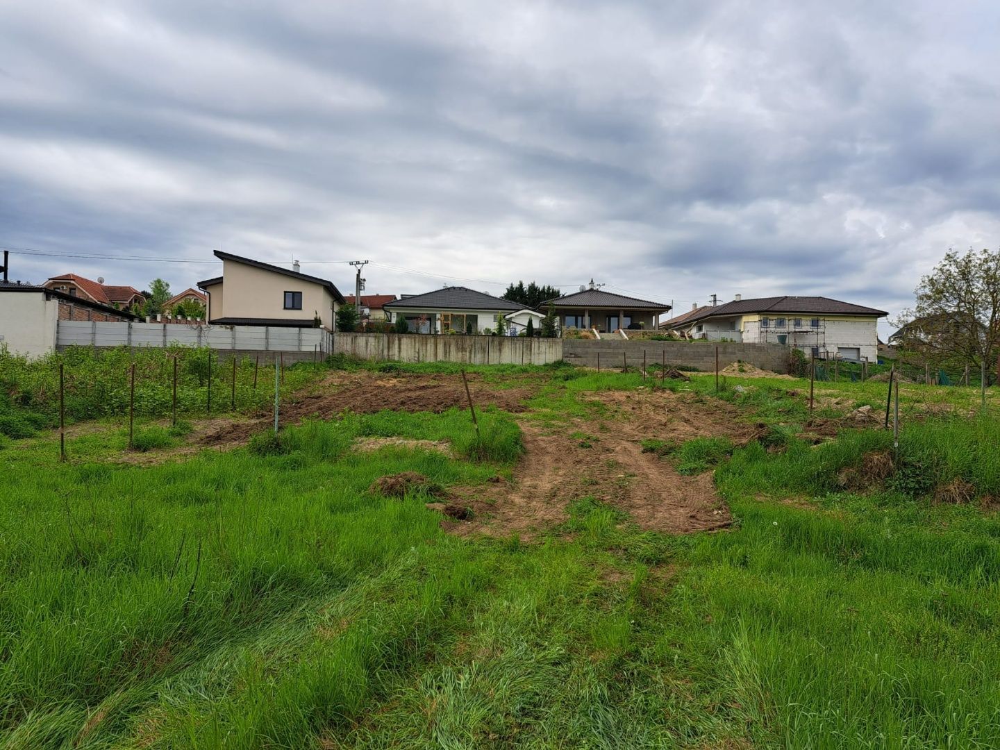 Pozemok o  výmere 735m2 v obci Lozorno vhodný na výstavbu RD