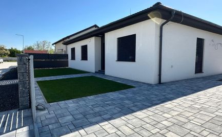 Novostavba kvalitného 4 izbového samostatného bungalovu v štandarde v novovybudovanej časti obce Lehnice - Kolónia