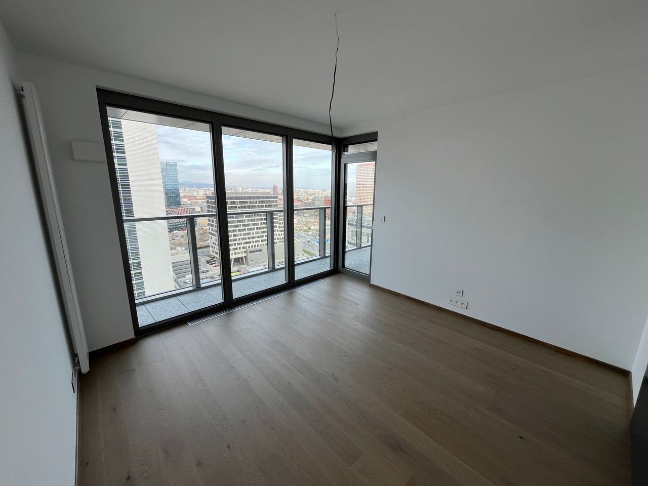 Galéria: PLUS REALITY I Nový 2 izbový byt – apartmán v EUROVEA TOWER v mestskej časti Bratislava Staré mesto  na predaj! 
