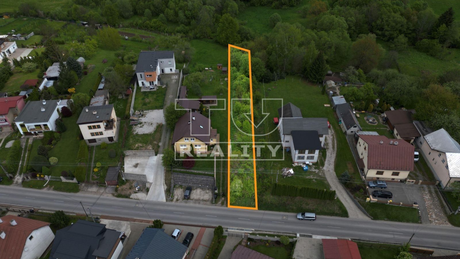 POZEMOK vo veľmi vyhľadávanej prímestskej časti Trnové o výmere 669m²