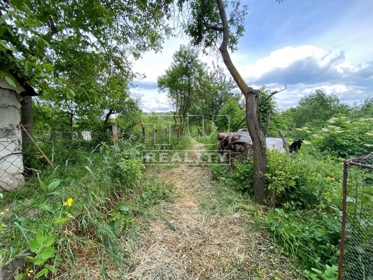 Na predaj rodinný dom s pozemkom a garážou v obci Malá Hradná, 380m2