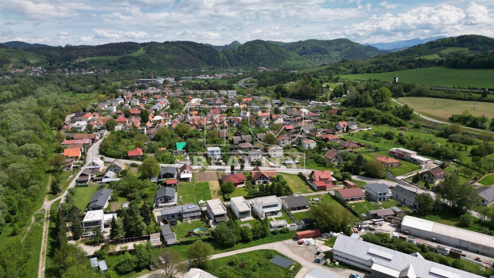 Štýlový RODINNÝ DOM v obľúbenej lokalite Horný Hričov na pozemku o výmere 542m2