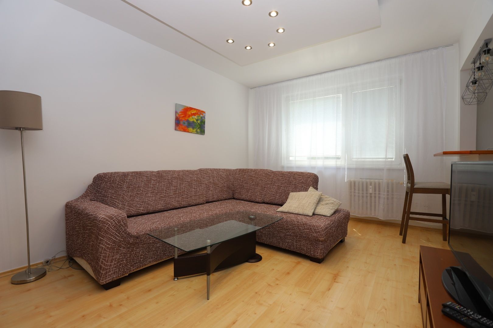 DAHLEH - Na prenájom 2 - izbový byt vo výbornej lokalite v Petržalke