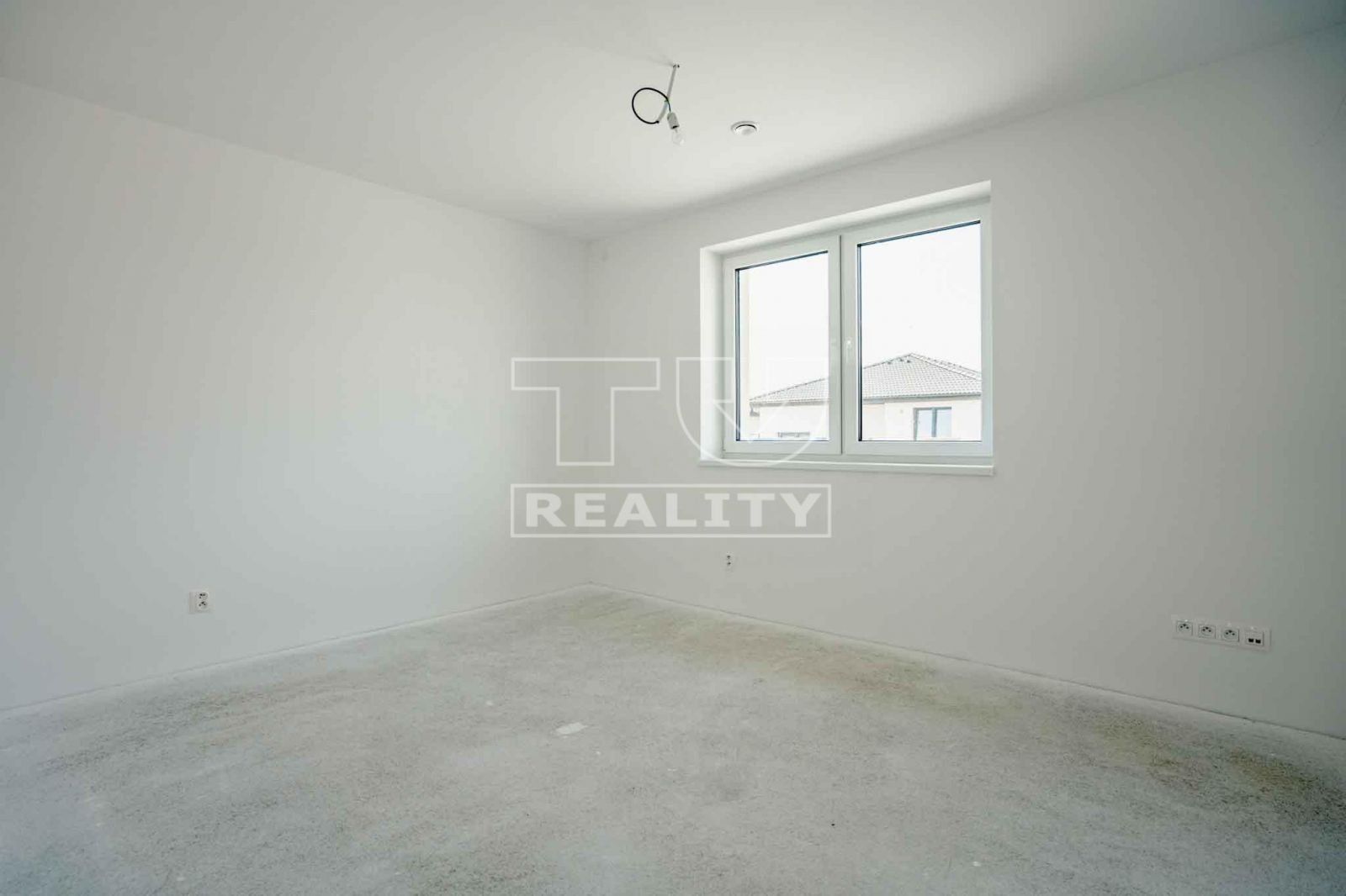 TUreality ponúka na predaj SKOLAUDOVANÝ 4 - izbový rodinný dom (bungalov) - 118 m² v obci Hviezdoslavov na pozemku - 501 m².