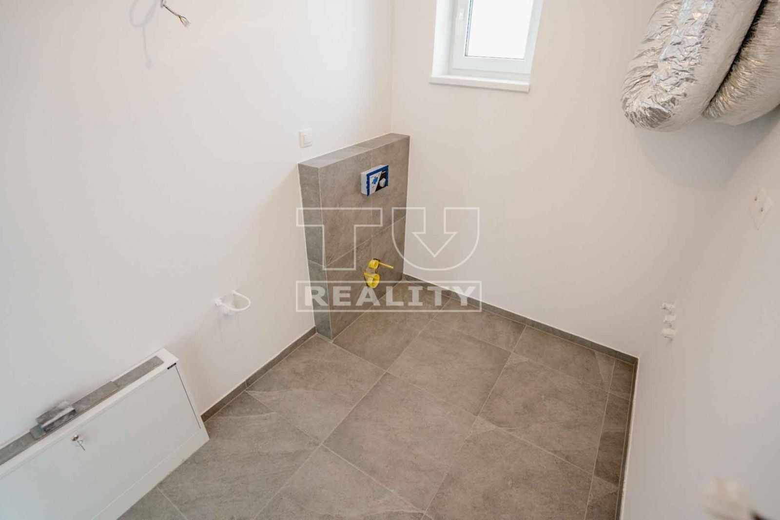 TUreality ponúka na predaj SKOLAUDOVANÝ 4 - izbový rodinný dom (bungalov) - 118 m² v obci Hviezdoslavov na pozemku - 501 m².