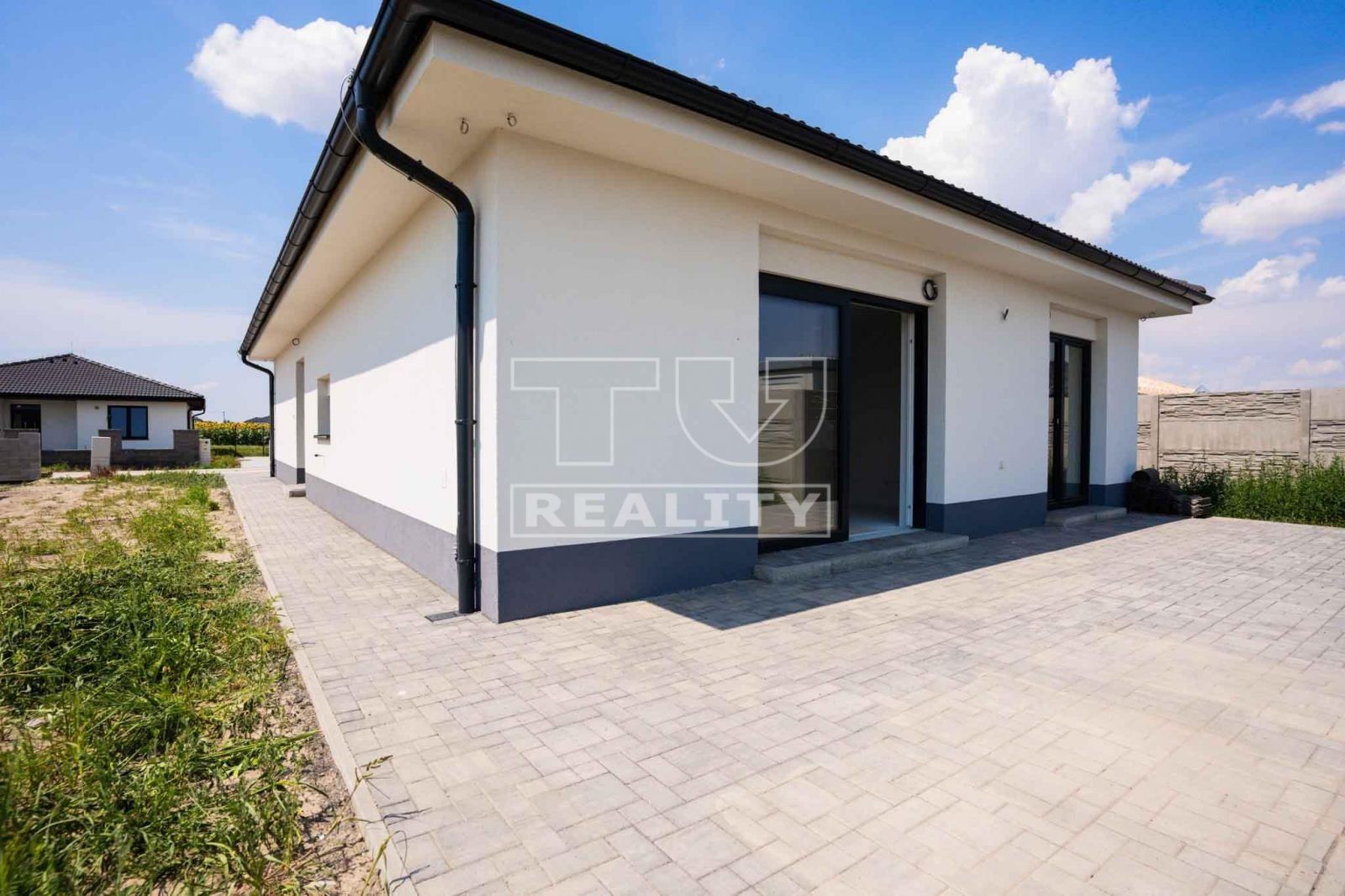 TUreality ponúka na predaj SKOLAUDOVANÝ 4 - izbový rodinný dom (bungalov) - 118 m² v obci Hviezdoslavov na pozemku - 501 m².