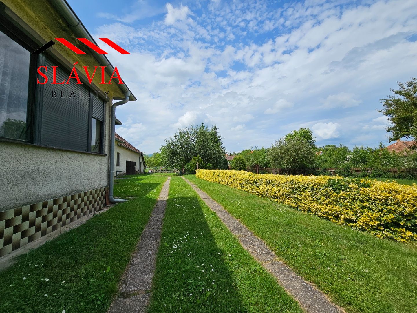 Veľký rodinný dom s dvomi bytovými jednotkami na krásnom rovinatom pozemku