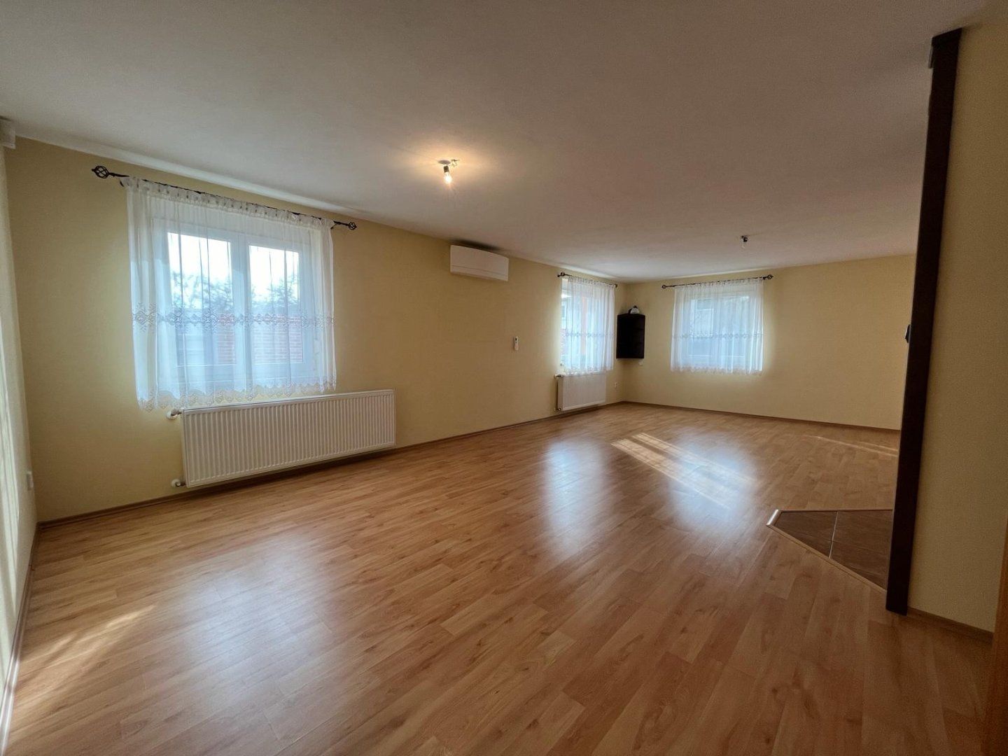 Štvorizbový bungalov s výmerou 162m2 na pozemku 1010 m2, v bezpečnom uzavretom komplexe v centre mesta