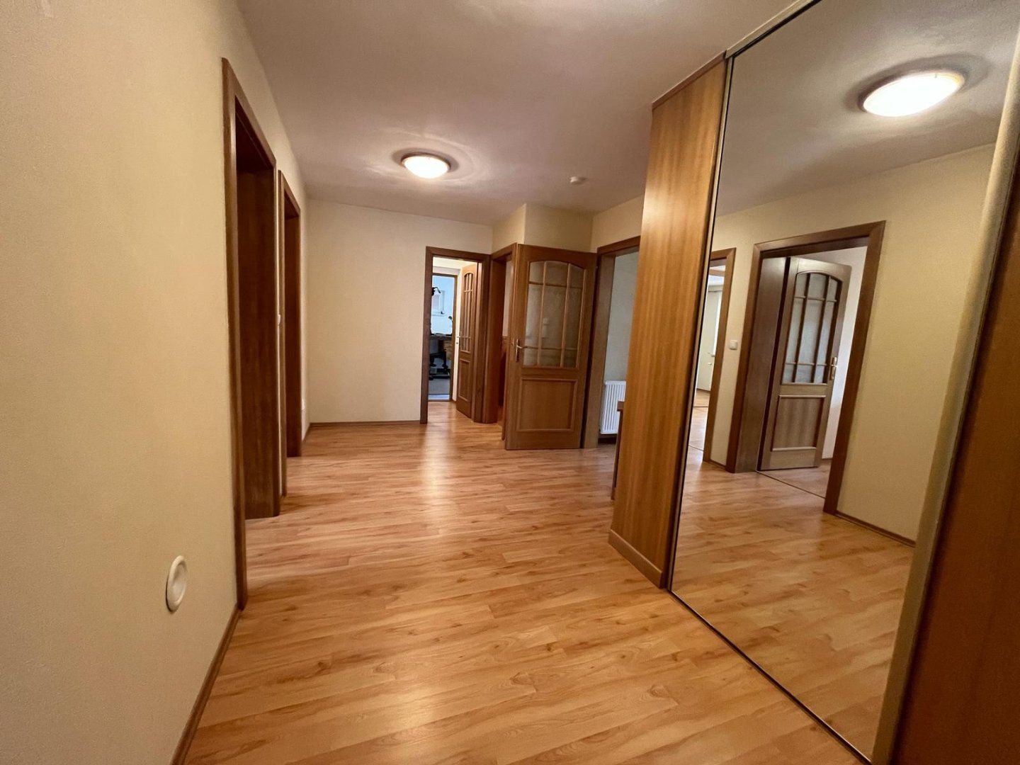 Štvorizbový bungalov s výmerou 162m2 na pozemku 1010 m2, v bezpečnom uzavretom komplexe v centre mesta