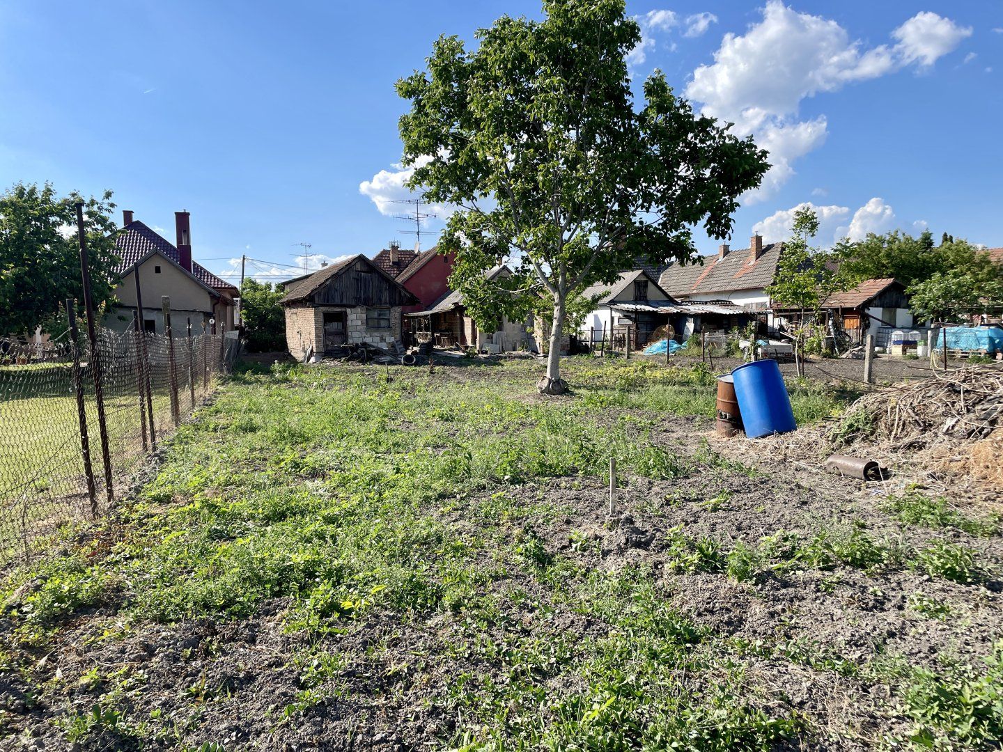 VEĽKÉ DVORNÍKY –STARÝ RODINNÝ NA PREDAJ PEKNÝM STAVEBNÝM POZEMKOM