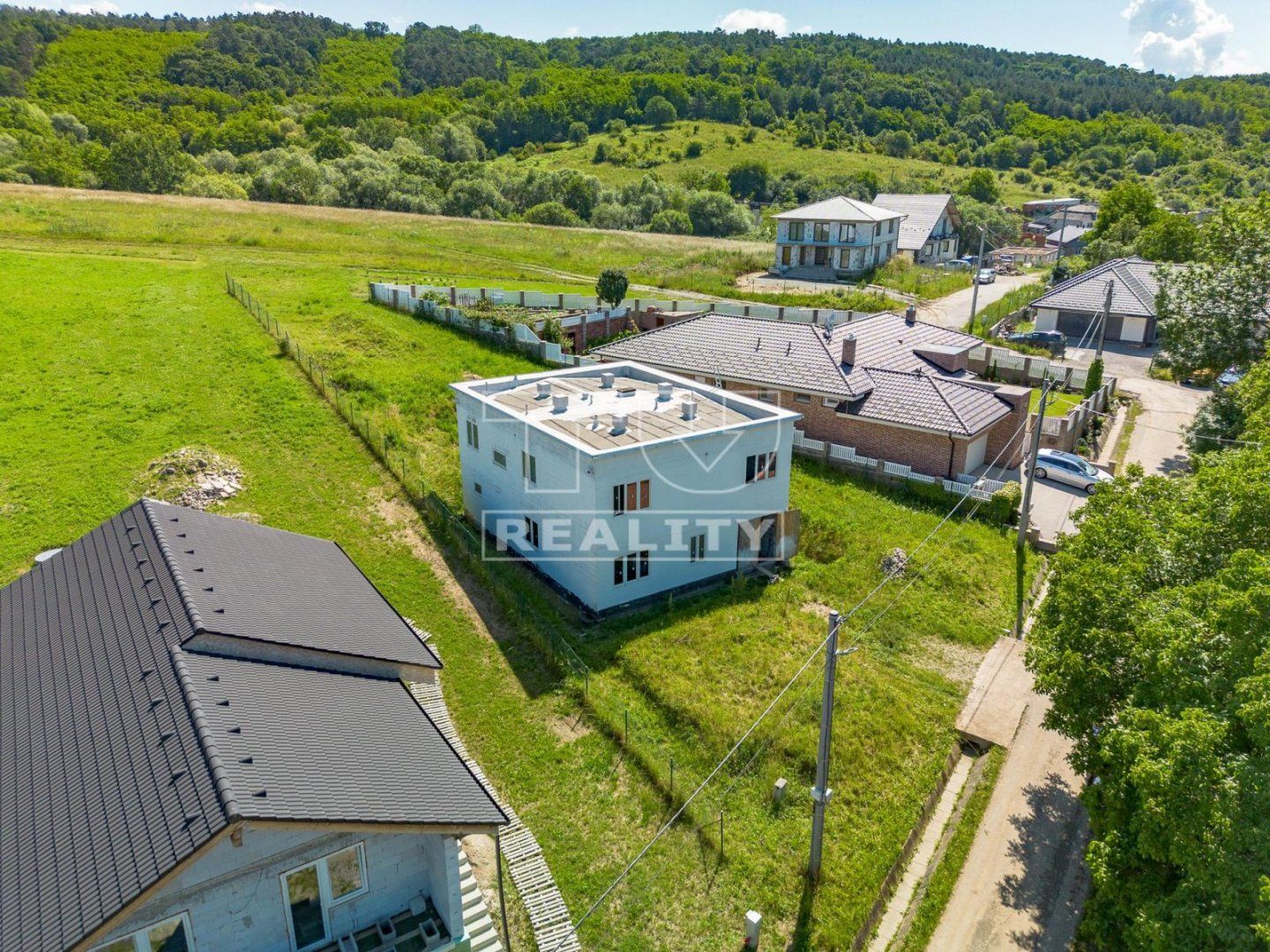 EXKLUZÍVNE ponúkame na predaj RD na pozemku o rozlohe 980 m2, len 10 km. od Košíc v malebnej dedine KráĽovce