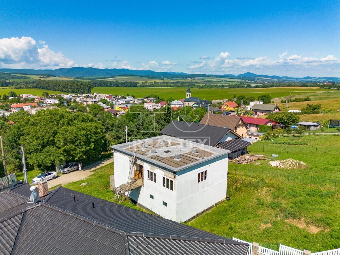 EXKLUZÍVNE ponúkame na predaj RD na pozemku o rozlohe 980 m2, len 10 km. od Košíc v malebnej dedine KráĽovce