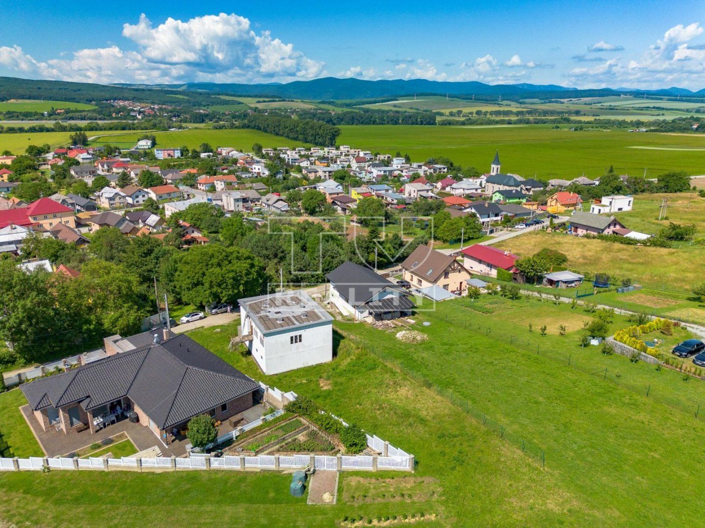 EXKLUZÍVNE ponúkame na predaj RD na pozemku o rozlohe 980 m2, len 10 km. od Košíc v malebnej dedine KráĽovce