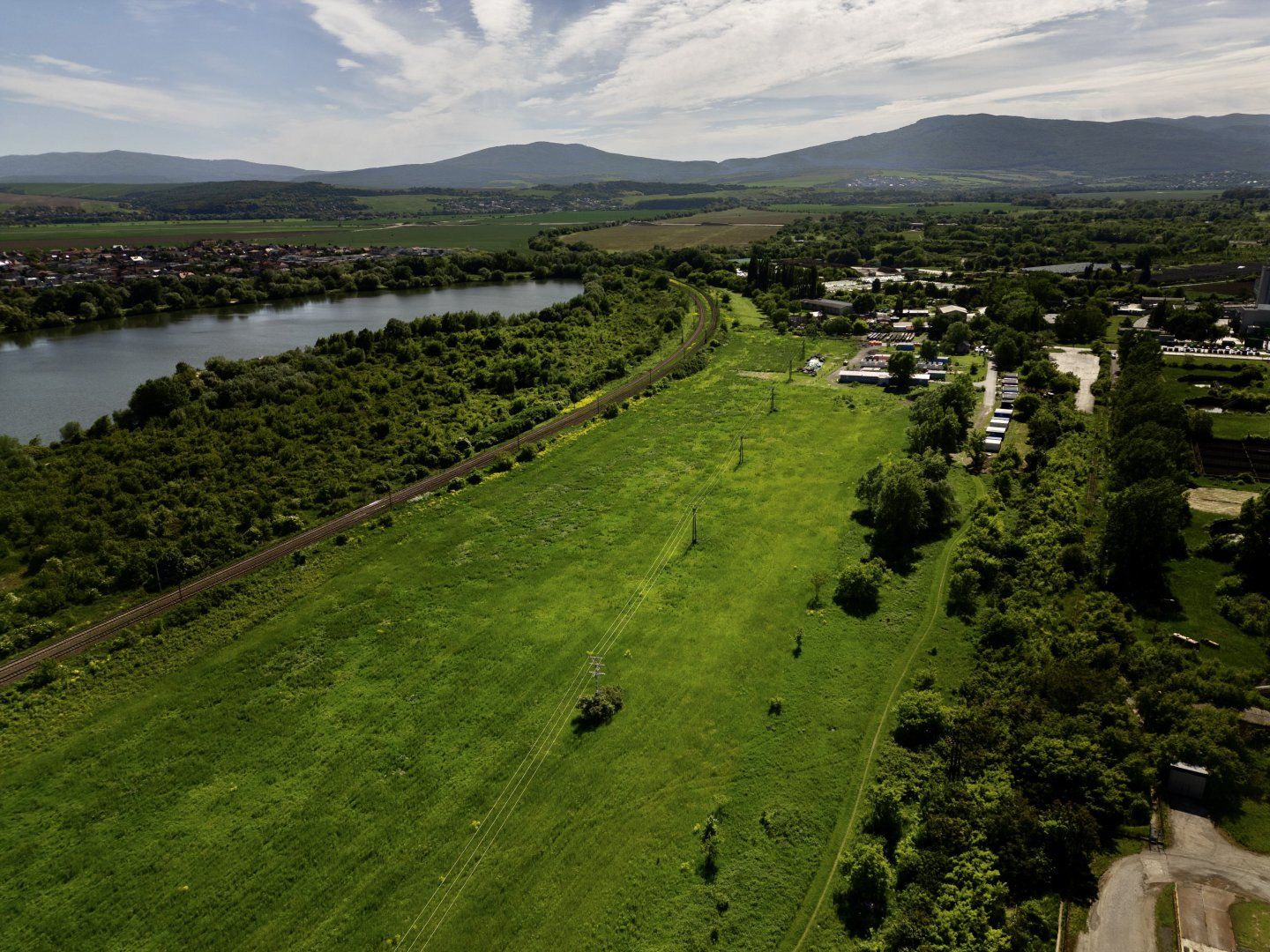 Lukratívny pozemok v priemyselnej zóne Kokšov Bakša 39 351m2