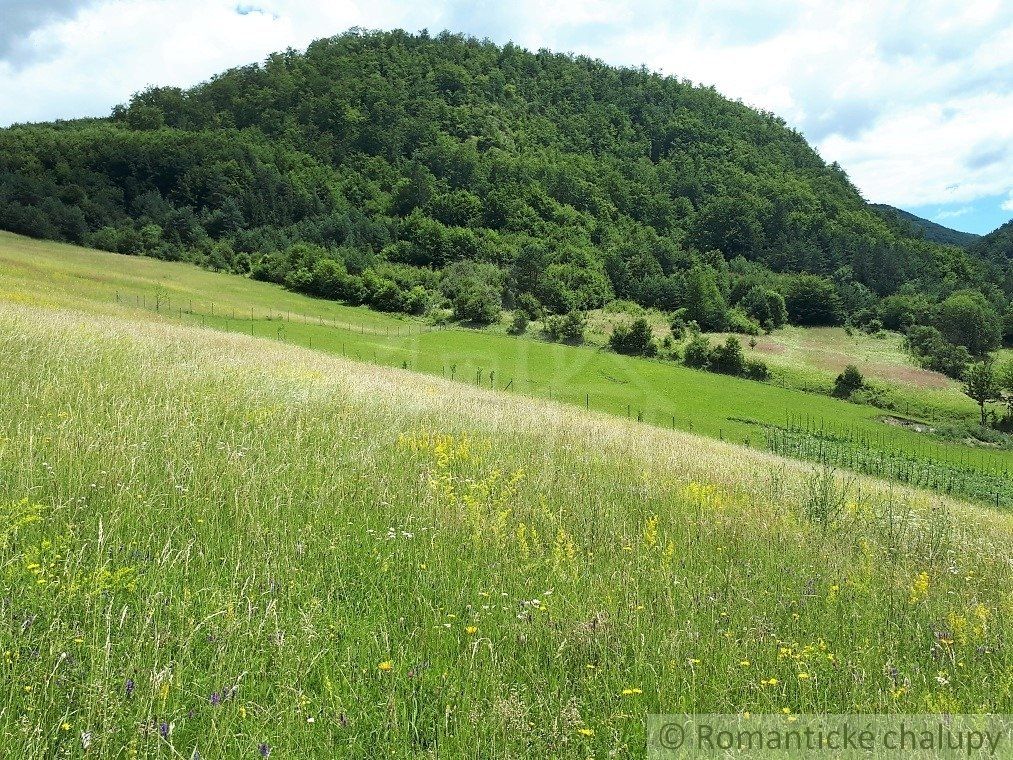 VÄČŠÍ POZEMOK S VÝHĽADOM NAD OBCOU ZÁSKALIE PRI POVAŽSKEJ BYSTRICI NA PREDAJ