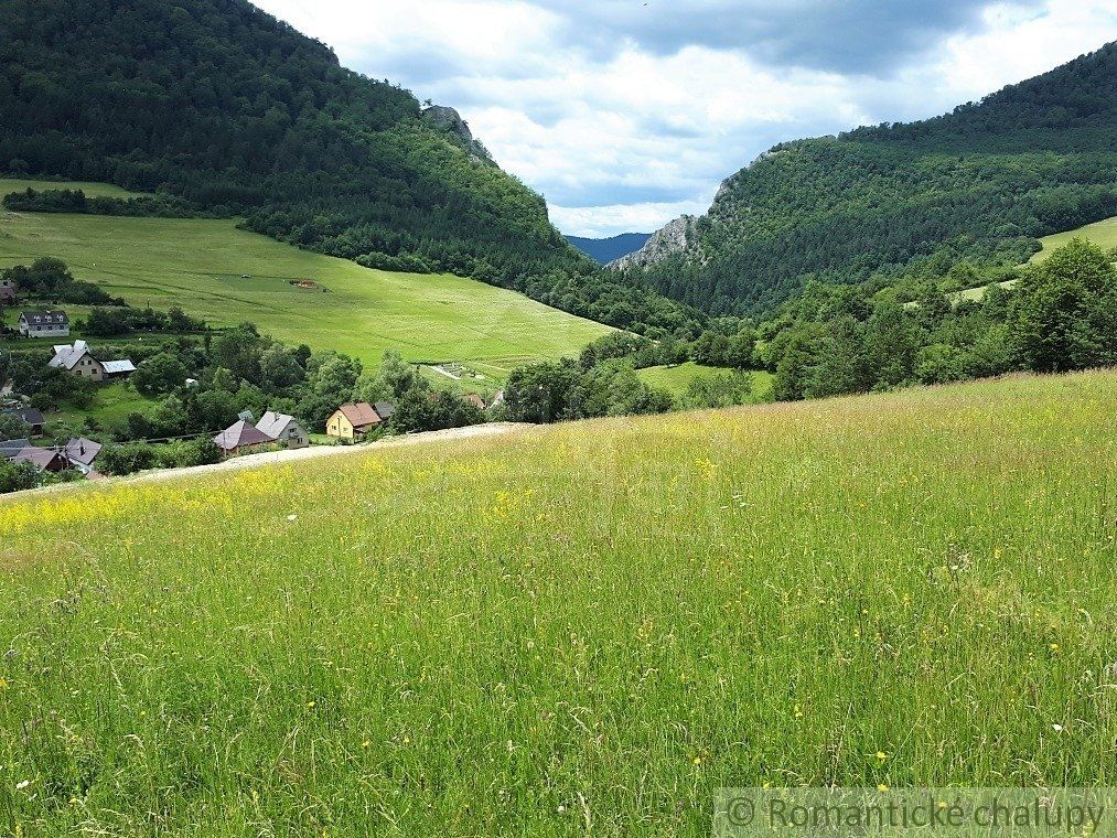 VÄČŠÍ POZEMOK S VÝHĽADOM NAD OBCOU ZÁSKALIE PRI POVAŽSKEJ BYSTRICI NA PREDAJ