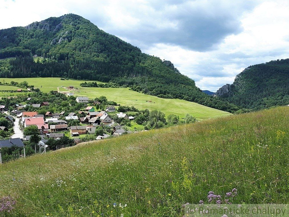 VÄČŠÍ POZEMOK S VÝHĽADOM NAD OBCOU ZÁSKALIE PRI POVAŽSKEJ BYSTRICI NA PREDAJ