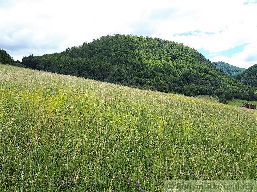 VÄČŠÍ POZEMOK S VÝHĽADOM NAD OBCOU ZÁSKALIE PRI POVAŽSKEJ BYSTRICI NA PREDAJ