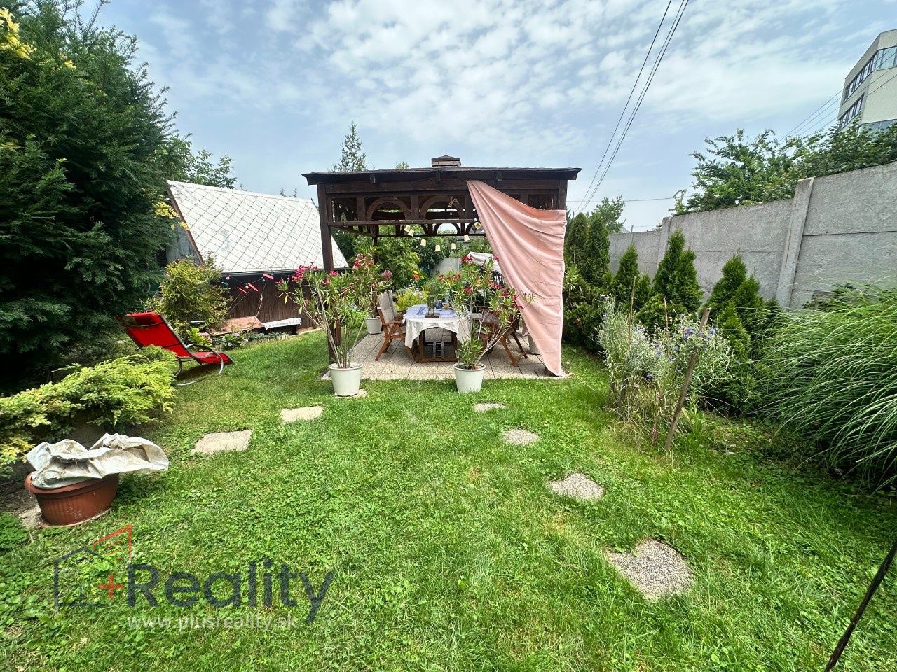 Galéria: PLUS REALITY I  Krásna relaxačná záhrada so  záhradným domčekom v záhradkárskej osade Mokráň Záhon v lokalite Bratislava Zlaté piesky na predaj! 