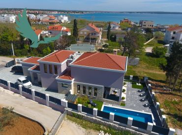 Luxusná novostavba vila s bazénom blízko mora a výhľadom na more v Chorvátsku v Privlake