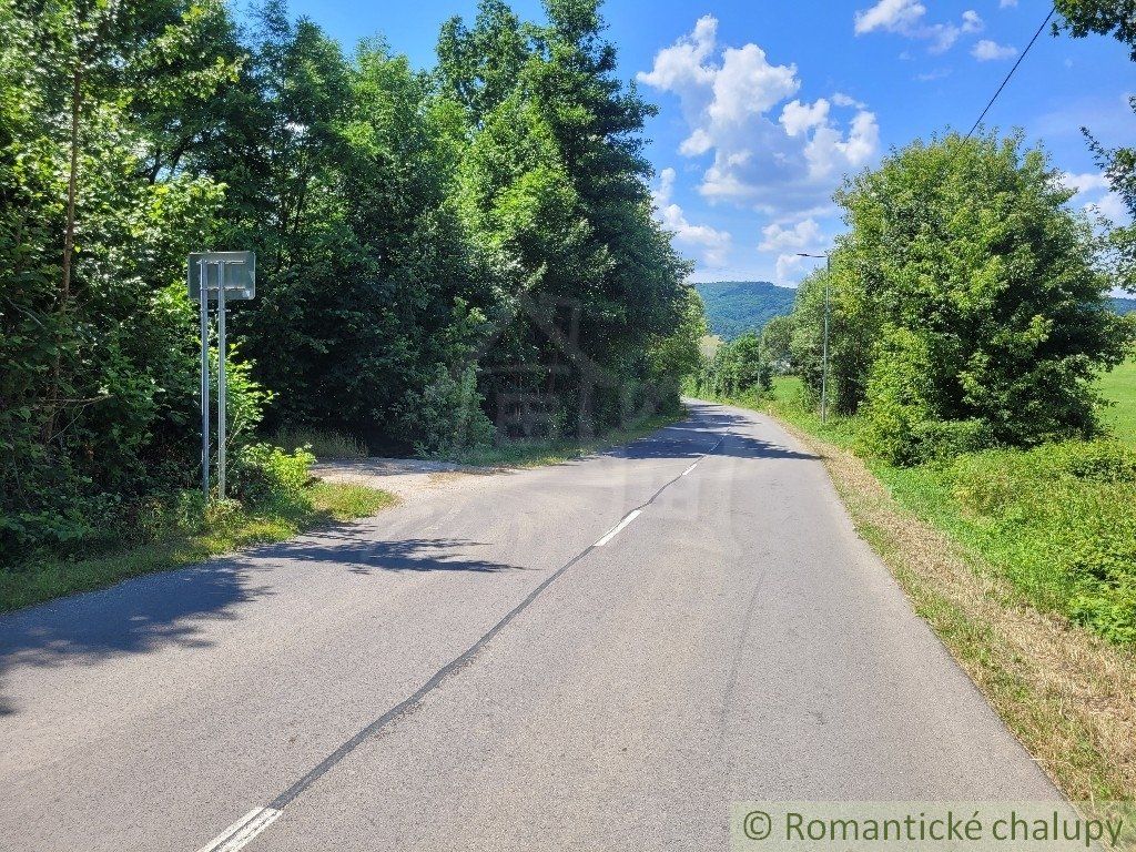 Pozemok na stavbu domu v prirodnom prostredí na okraji obce Dohňany - Mostište pri Púchove