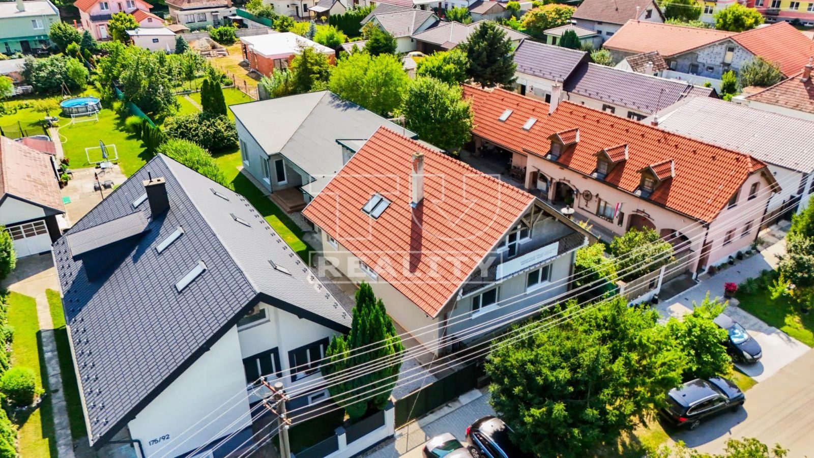 TU reality ponúka na predaj 8-izbový rodinný dom 408 m² v Šamoríne – časť Mliečno, na pozemku 966 m²