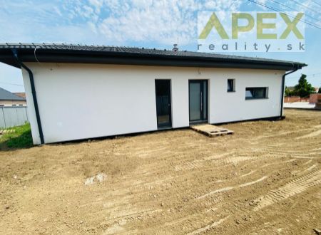 APEX reality predaj 4i. novostavba rodinného domu typ bungalov v Šelpiciach, pozemok 443 m2