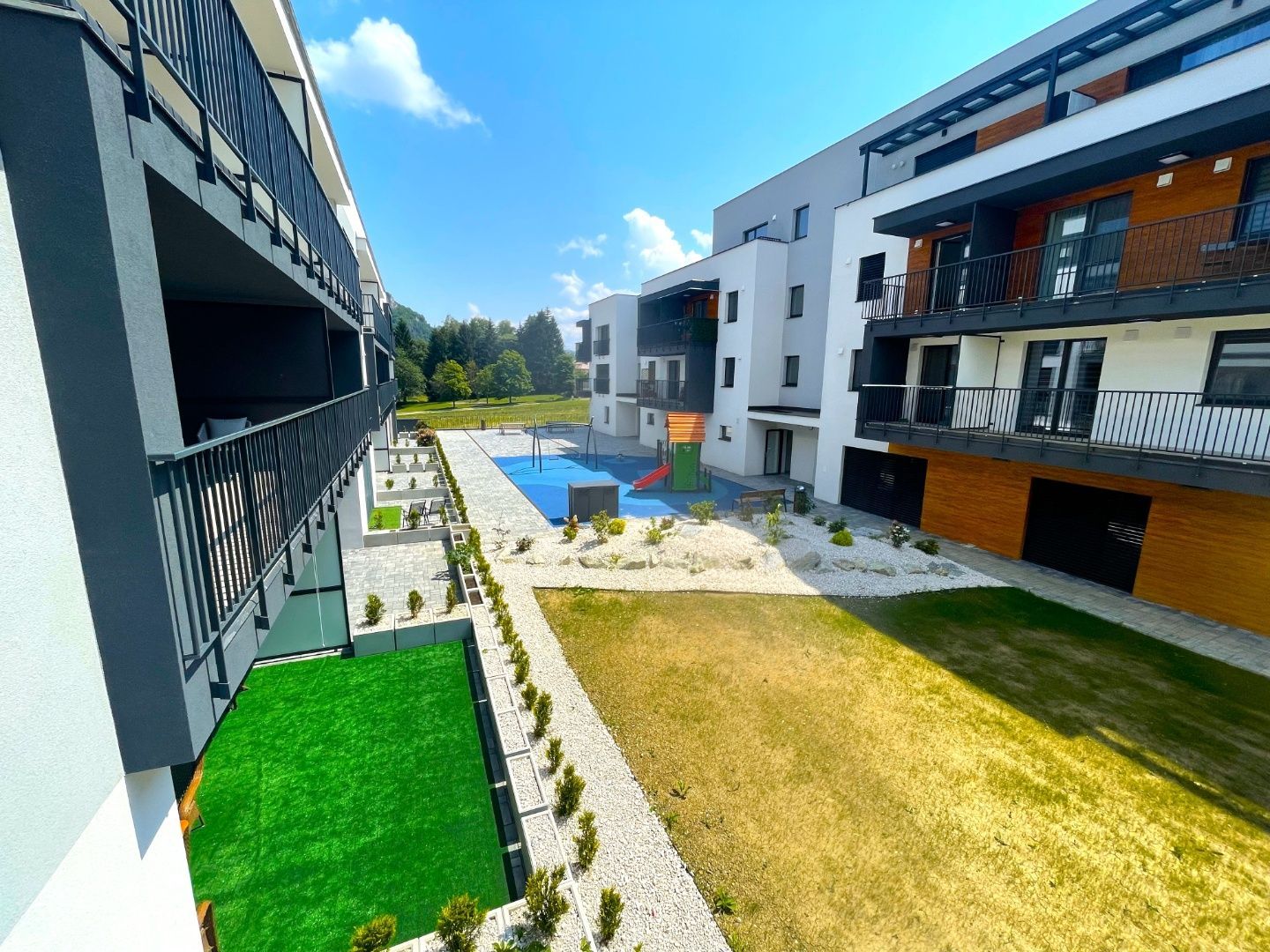 RAJPARK residence - priestranný 2 izbový byt s balkónom a parkovacím miestom