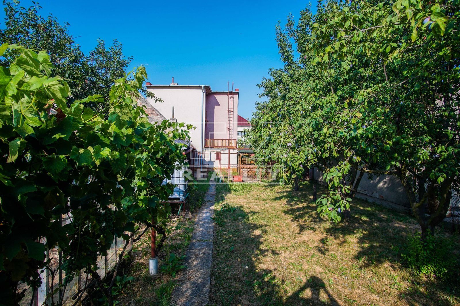 Rodinný dom s garážou, loggiou a terasou vo vyhľadávanej lokalite blízko centra, Dvory nad Žitavou, 600m2