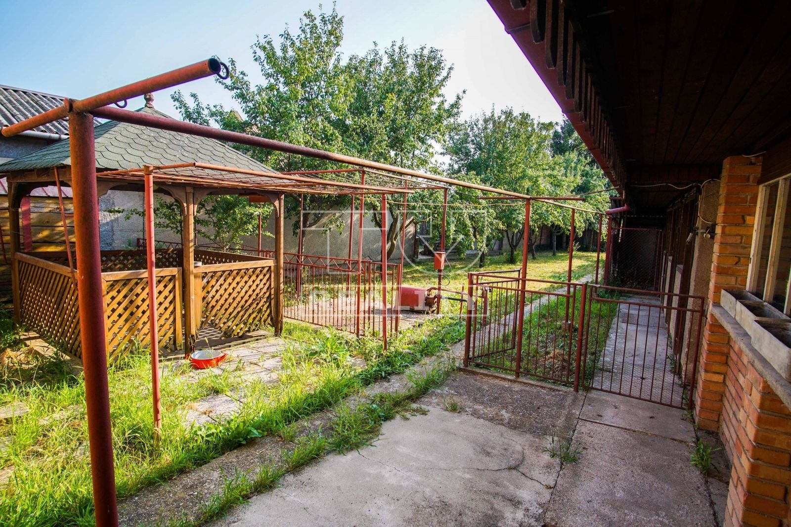 Rodinný dom s garážou, loggiou a terasou vo vyhľadávanej lokalite blízko centra, Dvory nad Žitavou, 600m2