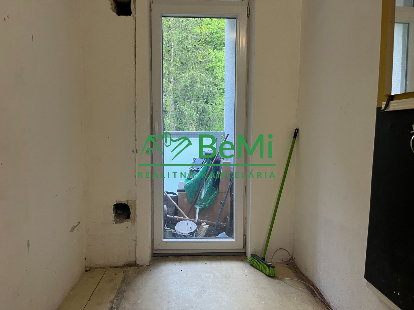 Predaj 3 izbový byt, ZNÍŽENÁ CENA - Nová Baňa (042-113-MIJK)