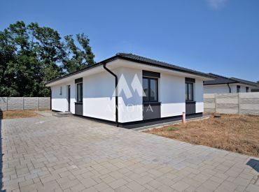 4 izbový rodinný dom  (107,45 m2) v štandarde s oploteným  pozemkom (503 m2), kanalizácia.