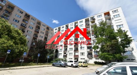 Kuchárek-real: Ponúka na predaj priestranný 3 izbový byt ul. L.Novomeského Pezinok.