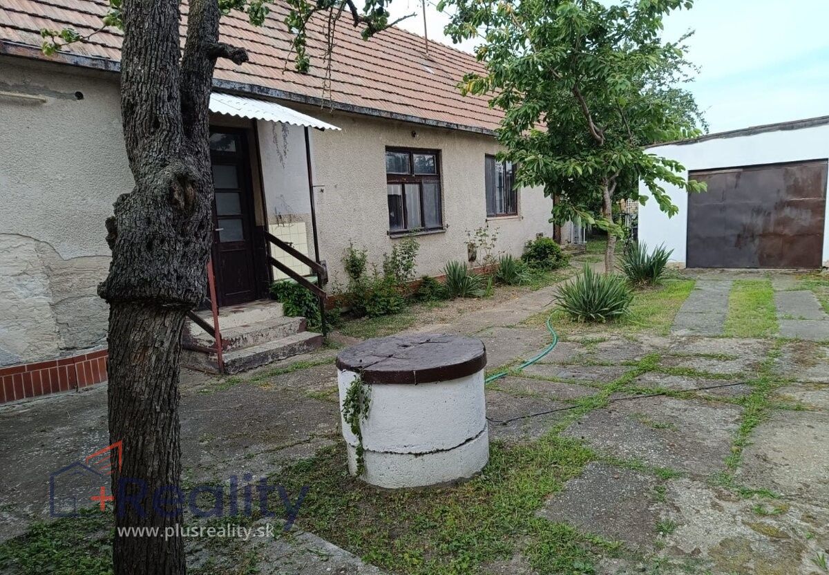 Galéria: PLUS REALITY I  5 izbový rodinný dom v pôvodnom stave v obci Slovenský Grob na predaj! 