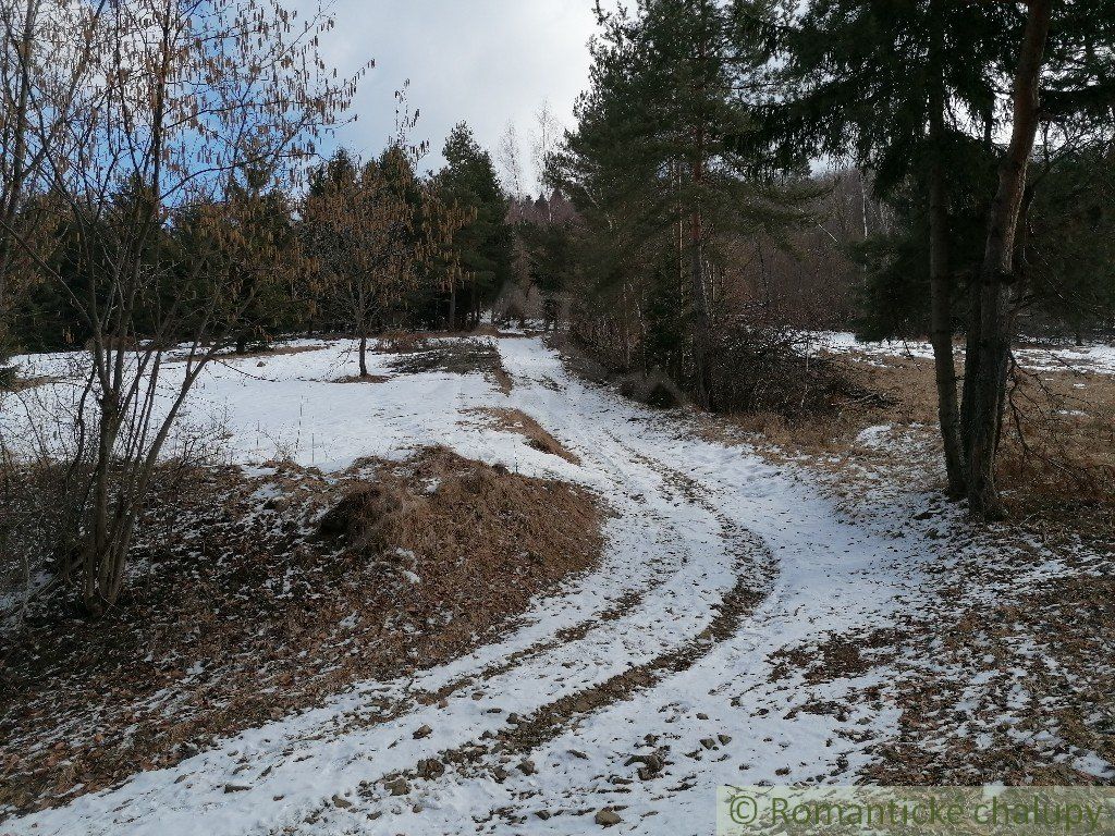 Väčší pozemok obklopený lesom s výhľadom nad obcou Lazy pod Makytou