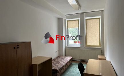 Na prenájom kancelária s umývadlom o výmere 16 m2 v Petržalke. Možnosť využívať aj ako izbu.